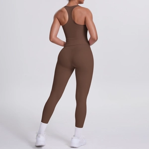 Détail de l'ensemble de sport marron foncé sans couture avec dos nageur et legging