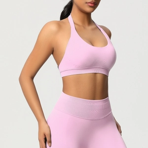 Détail de l'ensemble de yoga rose sans couture avec brassière licou et legging taille haute