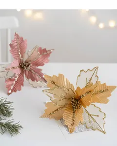 Dettaglio di fiori di poinsettia in tessuto con paillettes da 25 cm per decori natalizi