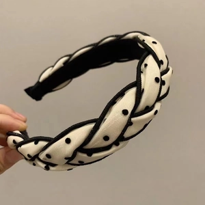 Serre-tête tressé à pois noir et blanc pour une coiffure élégante à effet volumisant