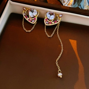 Détail des boucles d'oreilles cœur avec zircons et perles d'eau douce naturelles