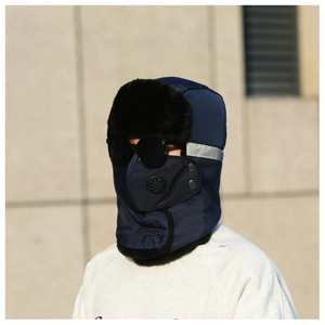 Détail du bonnet d'aviateur d'hiver avec lunettes et masque sur profil latéral