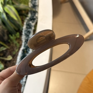 Eleganter großer brauner Haarklammer für Damen mit minimalistischem Harz-Hohl-Design