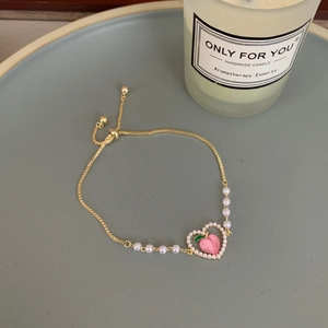 Bracciale a catena dorata regolabile con perle bianche e ciondolo cuore pesca rosa