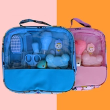 Detailansicht der rosa und blauen Baby-Pflegesets mit Nasensauger und Pflegewerkzeugen