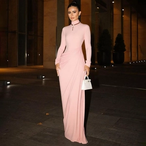 Détails de la robe longue moulante rose avec plis à la taille et texture en maille douce