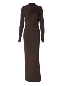 Elegante abito lungo marrone scuro attillato con maniche lunghe e pieghe