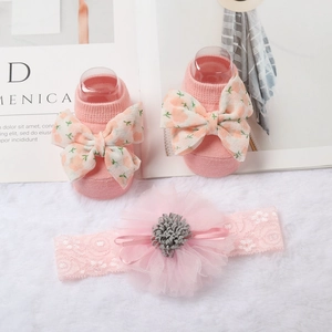 Set di calzini neonato rosa e fascia in pizzo con fiocchi floreali in stile piatto