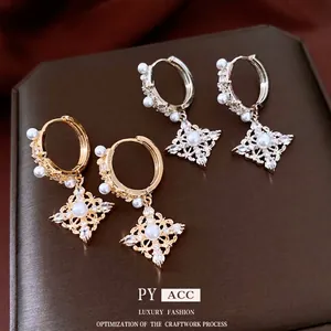 Parure de boucles d'oreilles créoles avec perles et pendentifs losanges dorés et argentés