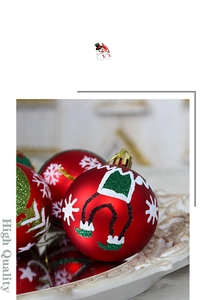 Détails de boules de Noël rouges avec flocons blancs et motifs à paillettes vertes