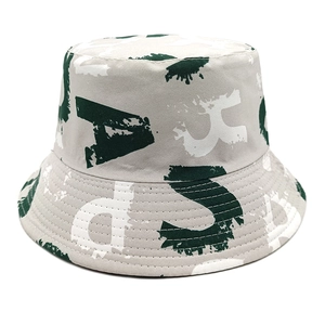 Détail d'un chapeau bob style urbain avec imprimés graffitis et coutures durables