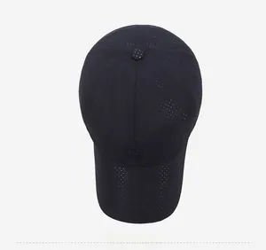 Vue de dessus de la casquette noire perforée avec mesh respirant et design sportif
