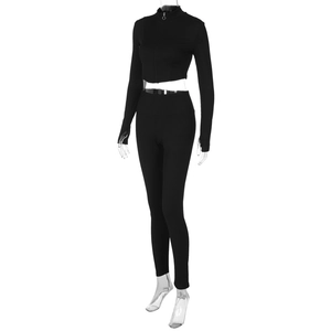 Détail du tricot côtelé noir sur le haut zippé à manches longues et le pantalon de yoga