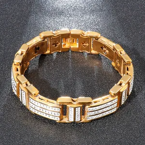 Détail macro du bracelet punk pour homme plaqué or 18 carats avec trois rangées de zircons