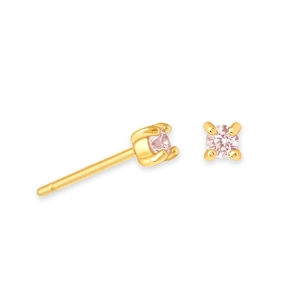 Détail d'une boucle d'oreille en argent S925 avec zircon rose et serti à quatre griffes