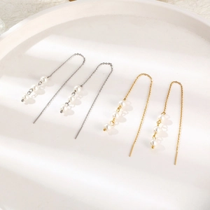 Elegant stainless steel tassel earrings with three pearls in gold and silver finishes
