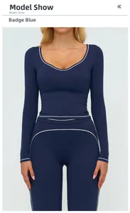 Dettaglio del set yoga blu badge con cuciture bianche a contrasto e alta elasticità