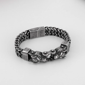 Détail de bracelet tête de loup vintage en acier inoxydable avec fermoir magnétique
