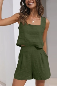 Détail de la texture d'un ensemble en lin vert foncé avec haut sans manches et short
