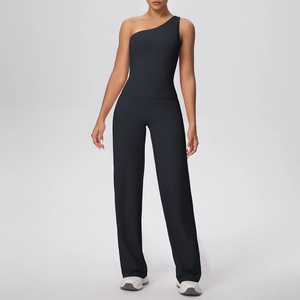 Détail de l'ensemble de yoga noir à une épaule et pantalon large fluide de sport