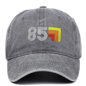 Detalle de gorra de béisbol vintage gris de algodón lavado con bordado y logotipo 85