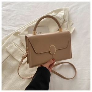 Détail du sac à main en cuir PU kaki avec fermoir ovale doré et bandoulière réglable