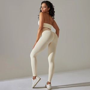 Detail der cremefarbenen Rippstrick-Textur am nahtlosen Yoga-BH und Leggings-Set