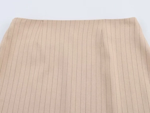 Vue détaillée de la taille d'une jupe beige à fines rayures avec coutures précises