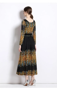Vista trasera del vestido maxi de encaje de manga larga con estampado floral colorido