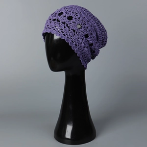 Vista detallada del gorro de verano morado tejido a mano con diseño calado para mujer