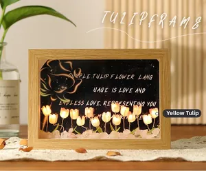 Dettaglio lampada notturna tulipano DIY con LED caldi e cornice in legno massello