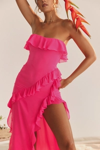 Détail de la robe bustier fuchsia à volants avec fente latérale haute et tissu en mousseline