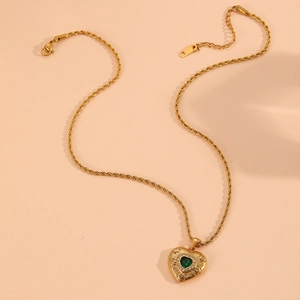 Collier vintage français en acier doré avec pendentif coeur vert et petits cristaux