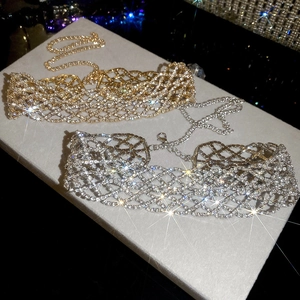 Détail du lot de colliers choker en strass dorés et argentés avec fermoirs réglables et maille