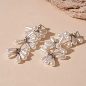 Eleganti orecchini con perle finte bianche e nappe argentate in stile sofisticato