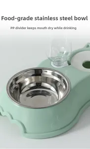 Détail du bol en inox alimentaire et distributeur d'eau automatique avec garde-boue chat