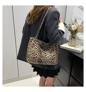Detail einer stylischen Schultertasche mit Leopardenmuster und großem Fassungsvermögen