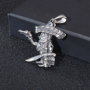 Détail d'un pendentif général pirate en acier titane argenté avec un fond à texture noire