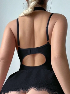 Détail du dos d'un body sexy en dentelle noire avec dos nu et finitions en cils