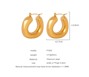 Detail view of U-shaped gold titanium earrings with size 2.7x3cm and weight specs