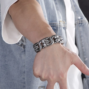 Gros plan d'un bracelet à maillons tête de mort en acier inoxydable vintage pour homme