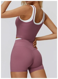 Rückansicht des zweiteiligen Yoga-Sets mit kontrastierendem Sport-BH und schmalen Shorts