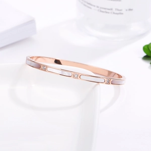 Détail d'un bracelet en acier inoxydable rose doré avec nacre et cristaux étincelants