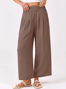 Vue détaillée de la taille haute élastique sur le pantalon plissé marron femme