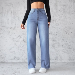 Lichtblauwe high-waist jeans voor dames met rechte pijpen en gerafelde zoomranden