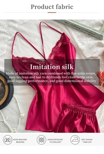 Détail de pyjama caraco bordeaux en satin avec bordure en dentelle élégante et toucher soie