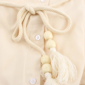 Besticktes Boho-Maxikleid in Beige mit dekorativen Holzperlen und verspielten Quasten