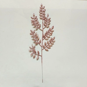 Dettaglio di foglie artificiali glitter oro rosa per decorazioni natalizie e feste