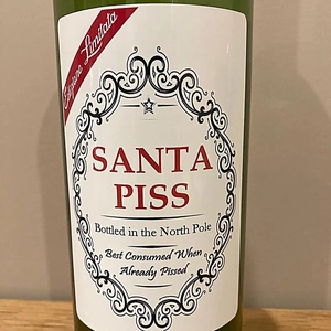 Gros plan sur l'étiquette de vin humoristique Santa Piss pour les fêtes de Noël