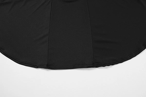 Dettaglio dell'orlo curvo con triple cuciture su un vestito estivo nero
